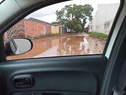 Moradora denuncia que chuva transformou rua em lagoa no Bairro Tiradentes
