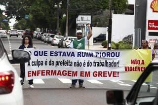 Trabalhadores da enfermagem em protesto em frente à prefeitura. (Alex Machado)