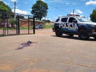 Marca de sangue e viatura da Polícia Militar no local onde Albina foi esfaqueada. (Foto: Ana Paula Chuva)