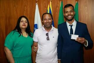 Pais do jovem participaram da cerimônia de entrega da carteira. (Foto: Arquivo pessoal)