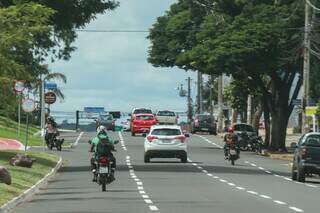 Carros e motos passando por rua de Campo Grande (Foto: Henrique Kawaminami)