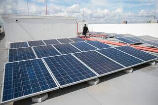 Painéis solares instalados na sede do Ministério de Minas e Energia, em Brasília (Foto: José Cruz/Agência Brasil)