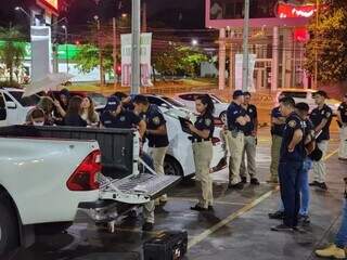 Policiais paraguaios no local onde bandido da fronteira foi executado, sábado (Foto: ABC Color)