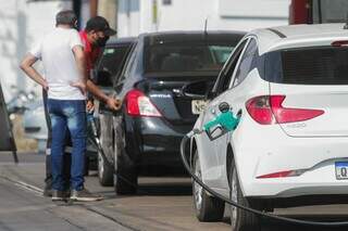 Veículos sendo abastecidos em posto de combustível (Foto: Marcos Maluf)