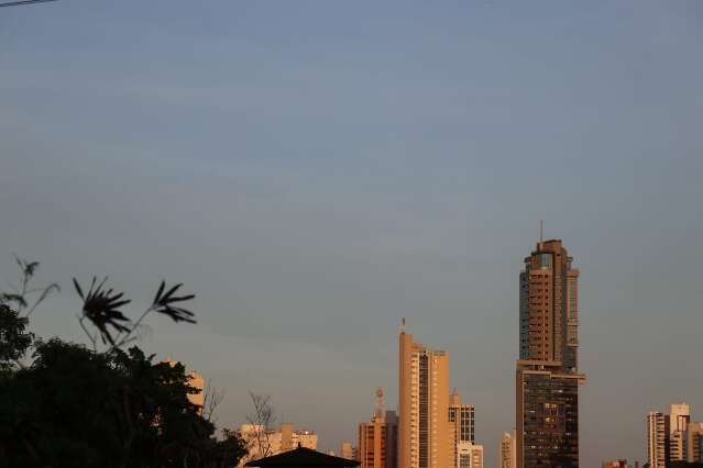 &Uacute;ltimo dia de fevereiro tem sol, calor e previs&atilde;o de chuva forte 