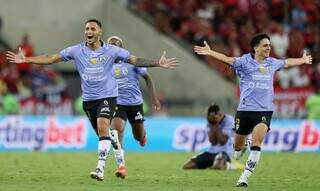 Jogadores equatorianos do Independiente Del Valle comemoram a vitória contra o Flamengo, nesta terça-feira (28). (Foto: Sérgio Moraes/Reuters/Agência Brasil)