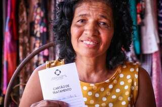 Paciente do HCAA, Patrícia dos Santos mostra cartão de tratamento (Foto: Henrique Kawaminami)