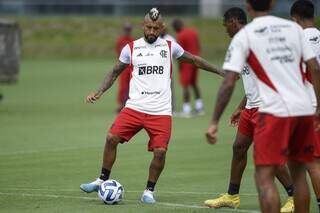 Chileno Arturo Vidal, volante do Flamengo, treinando com a camisa do clube (Foto: Marcelo Cortes/CRF)