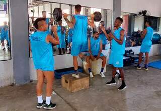 Jogadores do Operário em treino de preparação para decisão na Copa do Brasil (Foto: Divulgação)