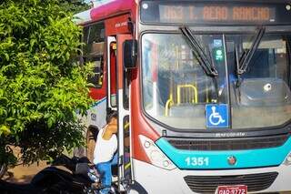 Passageira embarca em ônibus em bairro de Campo Grande (Foto: Henrique Kawaminami)