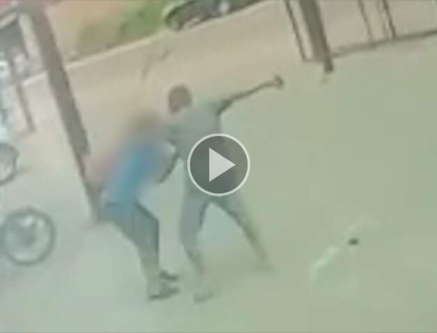 Vídeo: Mulher é esfaqueada pelo ex-marido a caminho do trabalho