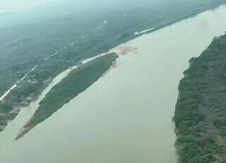 Vista aérea do Rio Paraguai-Mirim, em Corumbá, que exibiu bancos de areia em 2020. (Foto: Toninho Ruiz/Arquivo)