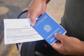 Candidato à vaga de emprego, com carteira de trabalho em mãos (Foto: Arquivo/Campo Grande News)