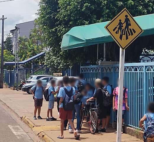 Pai reclama que crian&ccedil;as s&atilde;o obrigadas a esperar in&iacute;cio das aulas no sol 