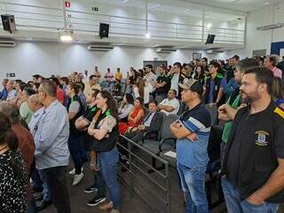 Servidores acompanhando votação na Câmara Municipal de Campo Grande (Foto: Jéssica Benitez)