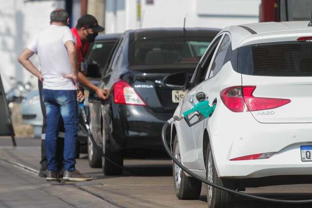 Petrobras anuncia redu&ccedil;&atilde;o no pre&ccedil;o de gasolina e diesel para distribuidoras 