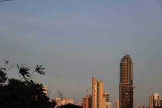 Tempo em Campo Grande na manhã desta terça-feira. (Foto: Henrique Kawaminami)