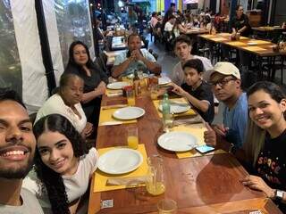 Conquista dele foi celebrada com familiares em restaurante. (Foto: Arquivo pessoal)