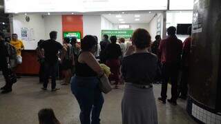 Grupo de passageiros em Cuiabá, esperando novo embarque para Campo Grande (Foto: Direto das Ruas)