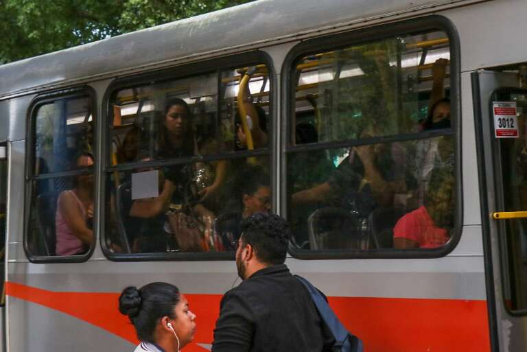 Ônibus lotado (Foto Henrique Kawaminami/Campo Grande News)