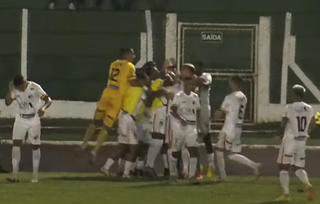 Jogadores do Novo comemoram o gol marcado por Rodriguinho. (Foto: Reprodução/Novo TV)