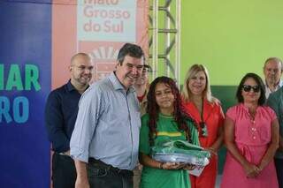 Governador de Mato Grosso do Sul, Eduardo Riedel (PSDB) entrega kit escola à estudante (Foto: Henrique Kawaminami)