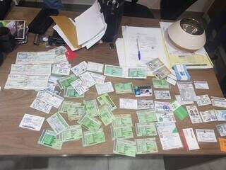 Documentos e cheques apreendidos em um dos locais vasculhados na madrugada (Foto: Divulgação)
