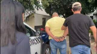 Policiais conduzem Geraldo Fernando, preso ontem em Sorriso, em MT (Foto: Divulgação)