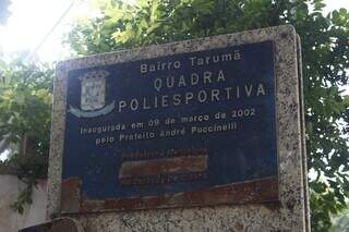 Poliesportivo fica no quintal da Associação de Moradores do Bairro Tarumã (Foto: Alex Machado)