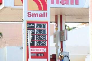 Gasolina a R$ 5,37 no posto Small, localizado na Rua Spipe Calarge (Foto: Henrique Kawaminami)