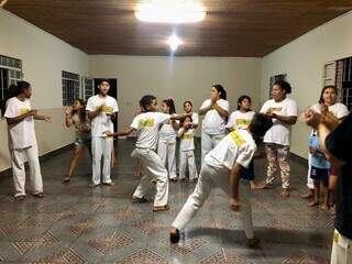 Alunos participam de roda de capoeira juntos. (Foto: Jéssica Fernandes)