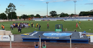 Confusão no final do jogo realizado no Estádio Saraivão, em Ivinhema (Foto: Reprodução)