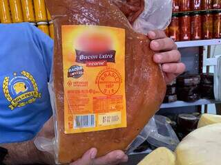 Embalagem sinalizada como bacon extra com corte de paleta suína (Foto: Natália Olliver)