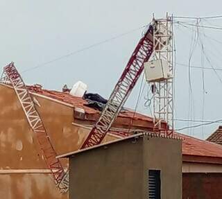 Antena caiu em uma residência no Jardim Imperial. (Foto: Reprodução rede social / Nova Notícias)