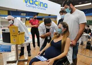 Mulher grávida é vacinada contra a covid-19 em Campo Grande. (Foto: Paulo Francis)