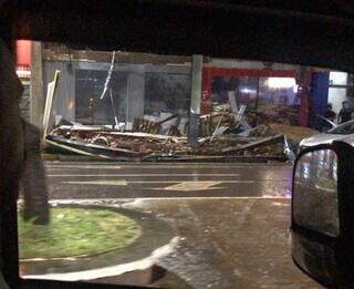 Toldo de comércio foi destruído após forte chuva. (Foto: Nova News)