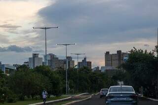 Céu de Campo Grande na manhã desta quarta-feira, 1º de março. (Foto: Henrique Kawaminami)