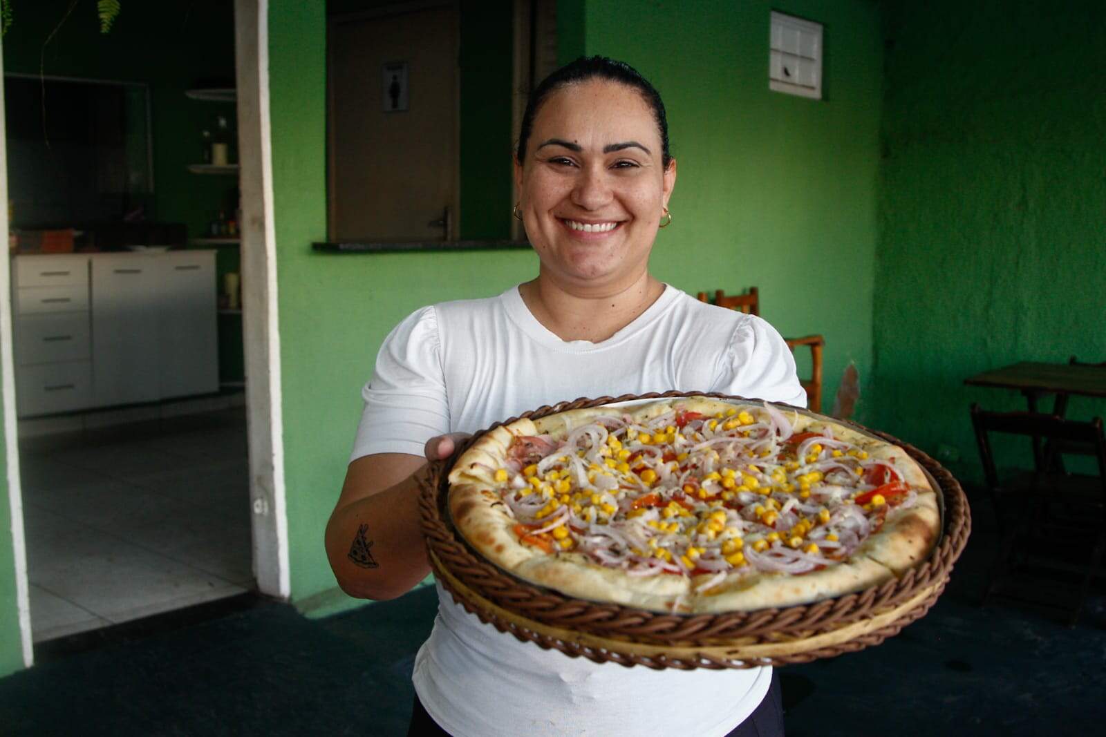 Por apelo de clientes, Lívia aceitou até pizzaria com nome de ex marido
