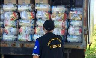 Fiscal da Funai coordenando entregas de cestas básicas quando Conab repassava alimentos. (Foto: Arquivo/Funai)