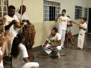 Professor Paulo pratica capoeira desde os 12 anos. (Foto: Jéssica Fernandes)