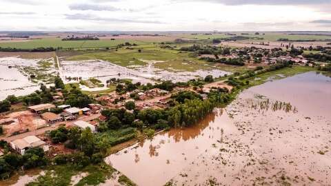 Chuvas intensas seguem no Estado e rio atinge casa em Fátima do Sul 