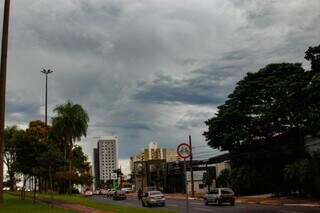 Céu encoberto de nuvens, nesta tarde, em Campo Grande. (Foto: Alex Machado)