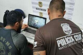 Policiais civis analisando arquivos em computador. (Foto: Divulgação | PCMS)