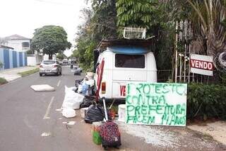 Lixo, entulho e barulho na Rua Planalto, no Jardim TV Morena. (Foto: Alex Machado)