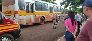 Motociclista foi parar embaixo do ônibus após colisão. (Foto: Rio Brilhante em Foco).