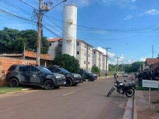 Policiais do Batalhão de Choque, no Bairro Mário Covas, em uma das ocorrências que terminou em confronto (Foto: Dayene Paz) 