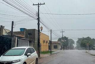 Chuva desta tarde no Jardim Água Boa, região sul de Dourados (Foto: Helio de Freitas)