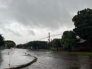 Chuva forte desta tarde em bairro da região sul de Dourados (Foto: Helio de Freitas)