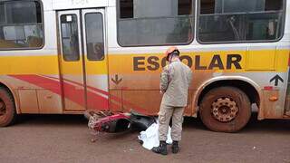 Vítima e motocicleta ficaram presas embaixo do ônibus escolar. (Foto: Rio Brilhante em Tempo Real)