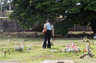 Títulares já comparecem aos cemitérios municipais para verificar situação de covas e realizar mudança (Foto: Alex Machado)